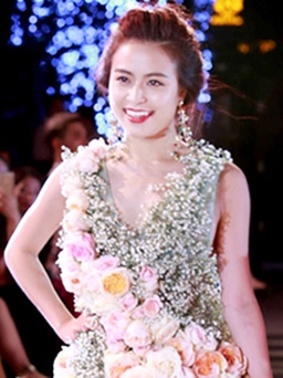 Hoàng Thùy Linh bất ngờ làm người mẫu, mặc váy kết hoa tươi 350 triệu đồng