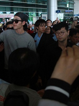 Kim Woo Bin ăn mặc giản dị, thân thiện vẫy tay chào fan