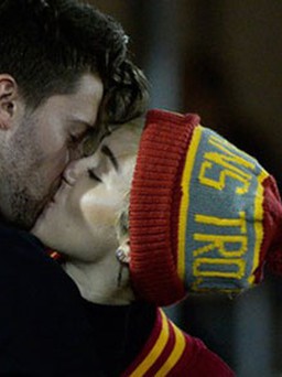 Miley Cyrus công khai ‘khóa môi’ con trai Arnold Schwarzenegger