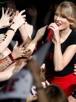 Giữa tin đồn quay lại với Harry Styles, Taylor Swift bất ngờ gửi quà Noel tặng fan