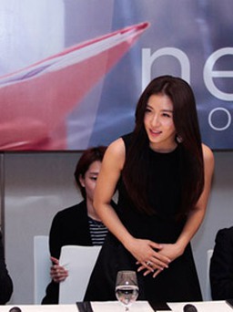 Cận cảnh nhan sắc 'hoàng hậu Ki' Ha Ji Won ở Hà Nội