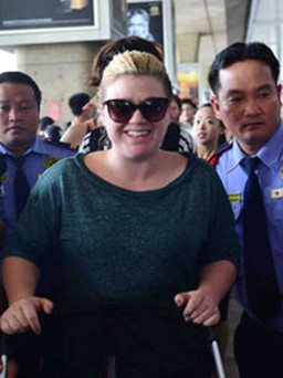 Kelly Clarkson cùng chồng và con gái đến TP.HCM