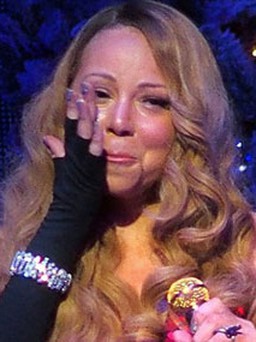 Mariah Carey khóc nức nở vì cô đơn trên sân khấu mùa Giáng sinh