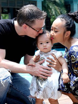 Vợ chồng Đoan Trang hạnh phúc bên con gái tròn 1 tuổi