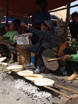 Ăn bánh ngô giữa chợ Đồng Văn
