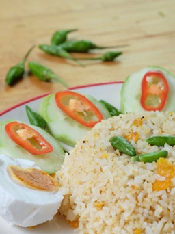 Lạ miệng cơm chiên ớt xanh trứng muối