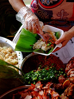 Ngon ngất ngây xôi đùi gà bên hông chợ Bà Chiểu