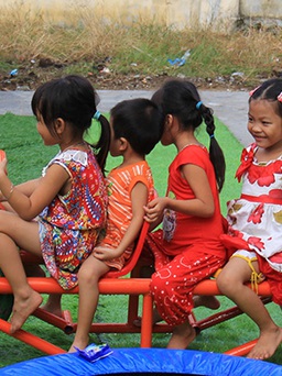 Tái chế lốp xe cũ thành khu vui chơi cho trẻ em Lý Sơn