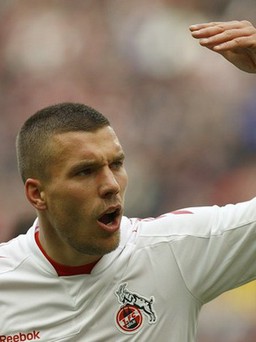 Van Buyten ở lại Bayern, Lukas Podolski gia nhập Arsenal
