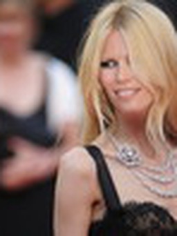 HLV Benitez muốn 'đổi vợ lấy siêu mẫu Claudia Schiffer'