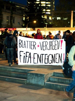 Sinh viên biểu tình đòi 'tống cổ' Chủ tịch FIFA Sepp Blatter