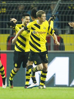 Dortmund tạm thoát khỏi vị trí cuối bảng