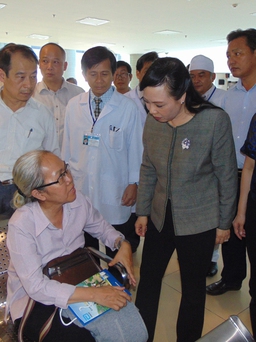 Bộ trưởng Nguyễn Thị Kim Tiến ủng hộ Bệnh viện Bà Rịa lên hạng