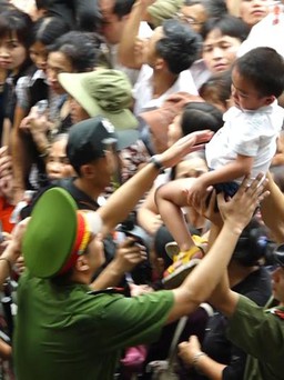 Cảnh 'giải cứu' trẻ khỏi đám đông tại đền Hùng nóng mạng xã hội