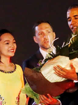 Cô gái tặng hoa cho Tổng thống Obama là ai?