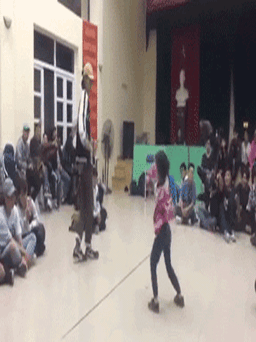 Bé gái 7 tuổi nhảy hiphop giao đấu khiến người lớn thán phục