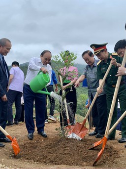 Chủ tịch nước Nguyễn Xuân Phúc trồng vườn cây mắc ca ở Điện Biên