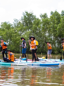 Chèo SUP vớt rác, giữ ‘màu xanh’ cho môi trường nước