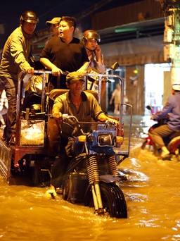 Triều cường dâng nước lênh láng, người Sài Gòn lại bì bõm lội nước