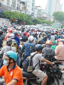Trước Noel, đường Sài Gòn kẹt xe kinh hoàng ngay từ trưa