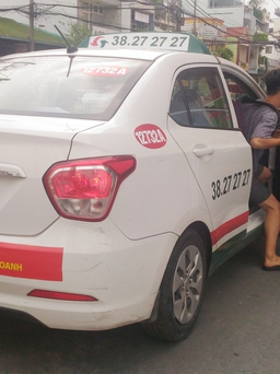Nhiều taxi ở TP.HCM đồng loạt dán decal phản đối Grab và Uber