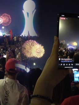 Hàng ngàn người ngắm pháo hoa trên quảng trường Hùng Vương trước ngày giỗ Tổ