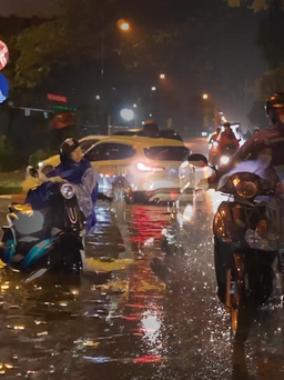 “Đại hội” dắt xe máy của người dân Hà Nội trong cơn mưa lớn