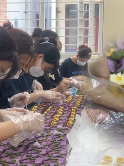 Bánh trung thu hoa nổi 3D đẹp ngất ngây, muốn mua phải đặt trước cả tháng