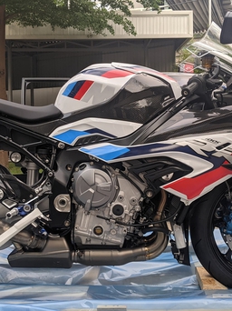 Siêu mô tô tiền tỉ BMW M 1000 RR đầu tiên về Việt Nam