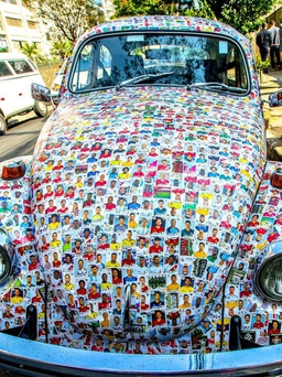 ‘Con bọ’ Volkswagen Beetle dán 1.500 bức hình cầu thủ dự World Cup