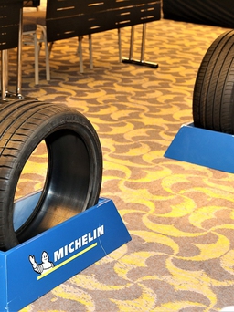 Tậu lốp Michelin, 6 khách Việt được lái xe đua công thức tại Thái Lan