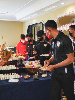 Cận cảnh bữa ăn các đội bóng đá tại SEA Games 31: Không phải ăn cơm hộp