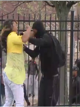 Mẹ đánh con vì tham gia bạo động tại Baltimore