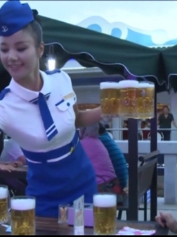 Triều Tiên tổ chức lễ hội bia trên nhà hàng nổi
