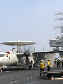 Máy bay hải quân Mỹ chở 11 người rơi xuống biển