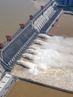 Trung Quốc gấp rút xả gần 20 tỉ mét khối nước đập Tam Hiệp