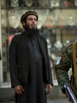 Taliban cấm tiệm hớt tóc cạo râu, bật nhạc
