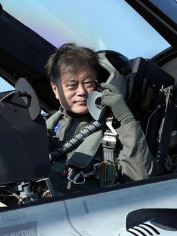 Tổng thống Hàn Quốc lái chiến đấu cơ đến triển lãm quốc phòng