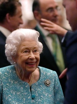 Nữ hoàng Elizabeth lần đầu qua đêm trong bệnh viện sau nhiều năm