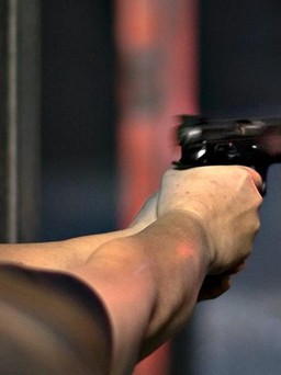 Vụ Alec Baldwin bắn chết người trên phim trường: Vì sao súng đạo cụ vẫn nguy hiểm?