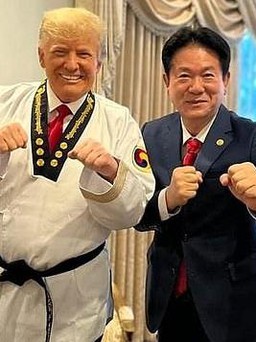 Ông Trump nhận cửu đẳng huyền đai taekwondo, ngang ông Putin