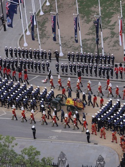 Linh cữu Nữ hoàng Elizabeth II được đưa đến lễ quốc tang