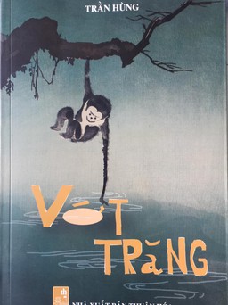 Vớt trăng làm tỏ quê hương