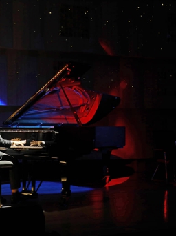 Vừa sử dụng đàn piano nổi tiếng thế giới vừa nhận thưởng hàng trăm triệu đồng
