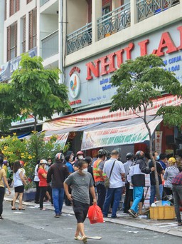 Người Sài Gòn xếp hàng mua bánh Trung thu