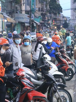 Phố sủi cảo nức tiếng Sài Gòn sáng đèn ‘bình thường mới’, nườm nượp khách đến mua