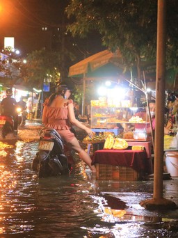 Người Sài Gòn mưu sinh giữa triều cường: ‘Dịch bán ế lắm rồi, ngập thê thảm luôn’