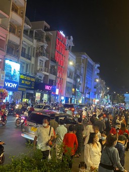 Người Sài Gòn vui đêm Giáng sinh đặc biệt: Vắng hơn nhiều so với năm ngoái