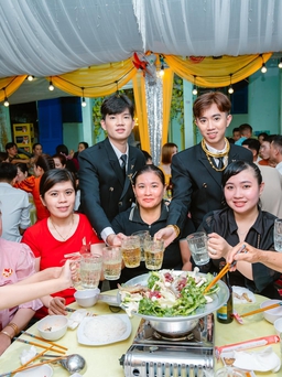 Đám cưới gây sốt cặp đôi nam ở miền Tây: Xóm giềng đến chúc phúc đông hơn dự kiến