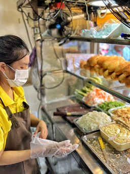 Tại sao là bánh mì Chim Chạy ‘độc lạ' ở TP.HCM: Chị chủ bỏ văn phòng, ‘sống chết’ ăn 3 ổ/ngày